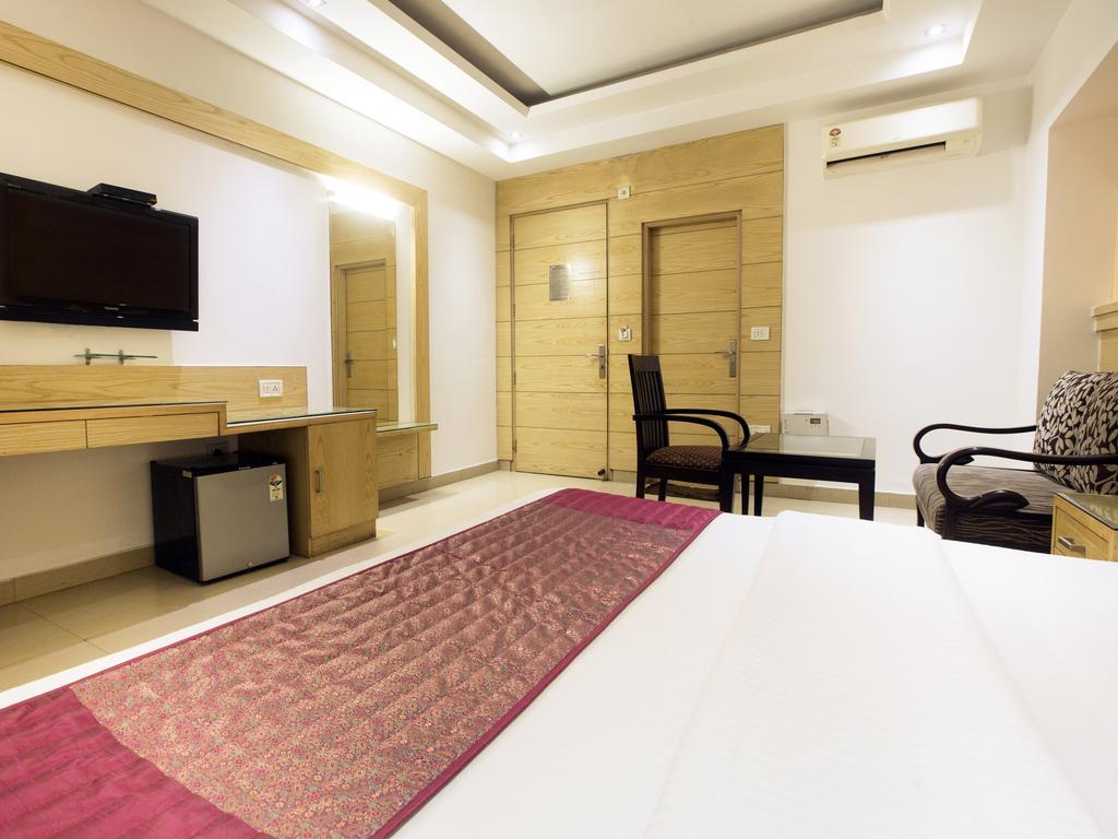Hotel Krishna Deluxe-By Rcg Hotels Új-Delhi Kültér fotó